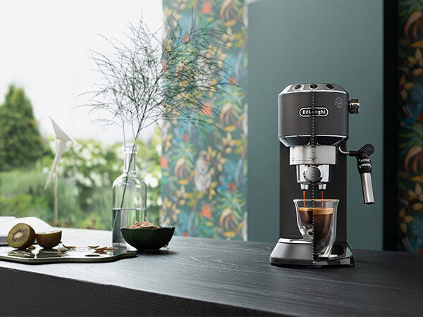 ماكينة تحضير القهوة De'Longhi Dedica EC685 بتصميمها الأنيق وأدائها المميز لون اسود