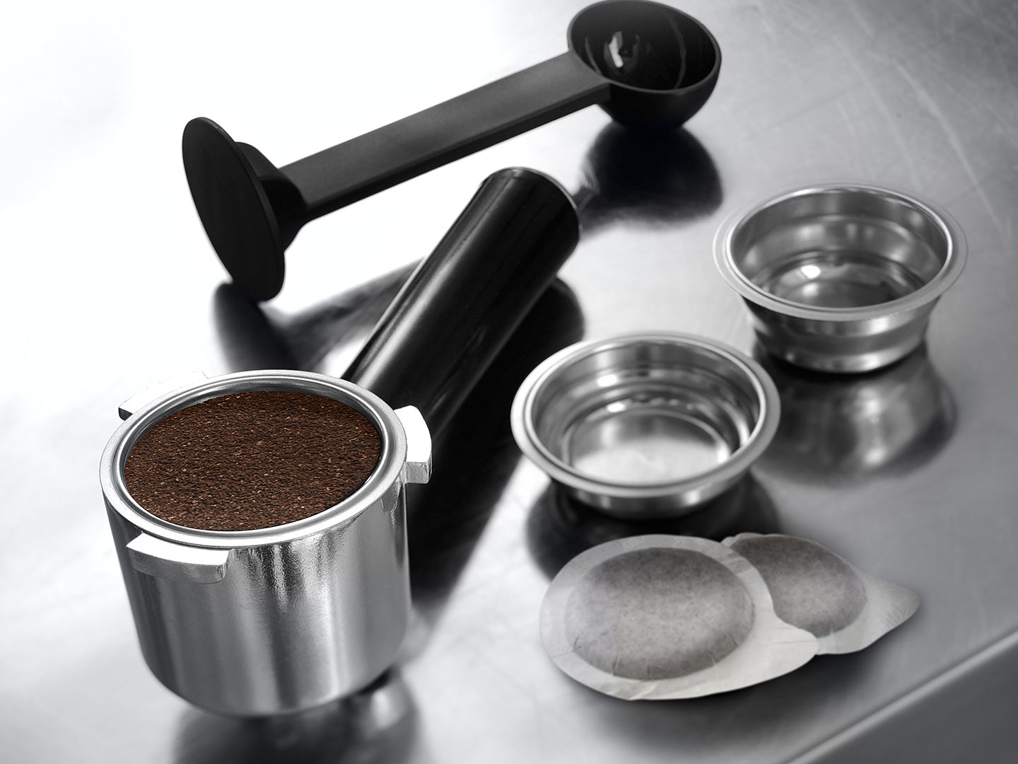 De'longhi Dedica Ec685 coffee machine with its elegant design and distinctive white color